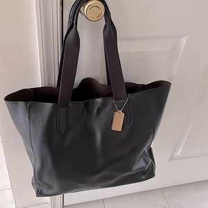 COACH leather purse like new, hardly worn.